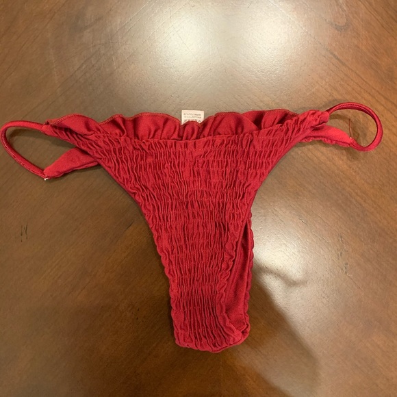 Sexy red bikini with crossing straps - Picture 2 of 4